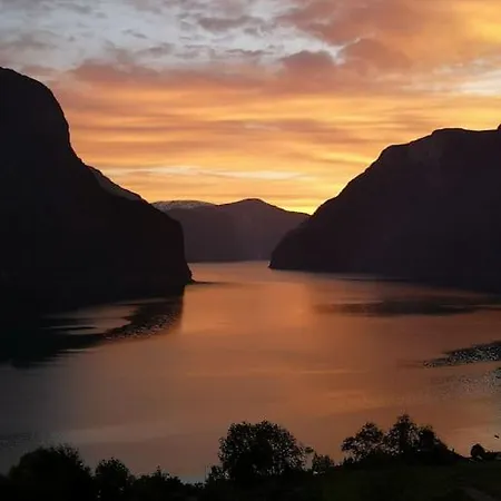 Вилла Idyllic Fjordside House Эурланн