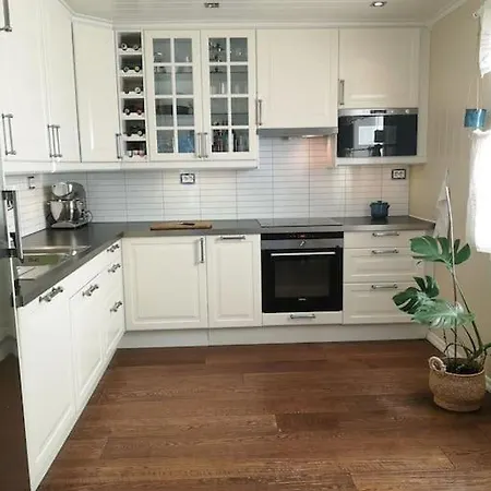 Idyllic Fjordside House Вилла Эурланн