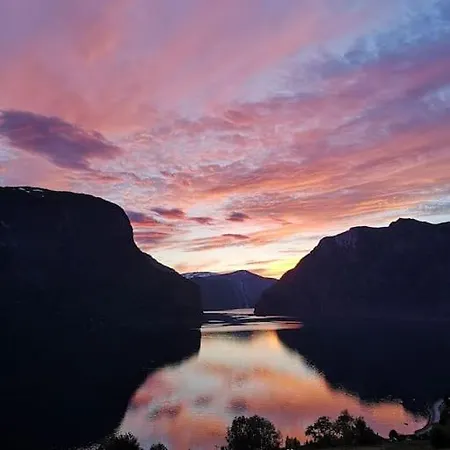 Вилла Idyllic Fjordside House Эурланн