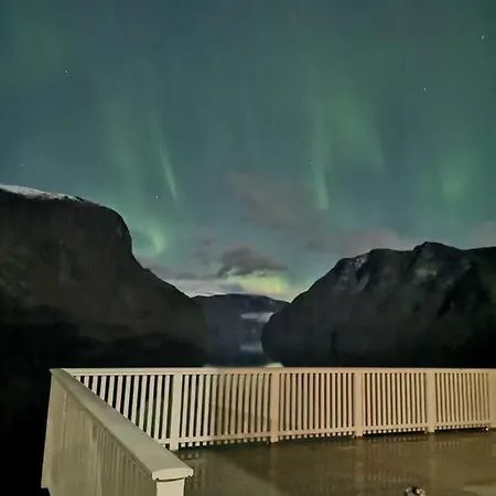 Idyllic Fjordside House Вилла *