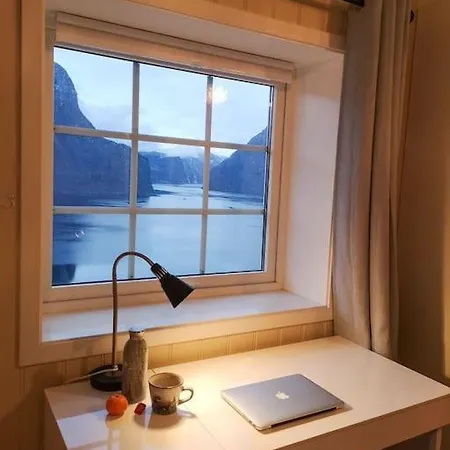 Вилла Idyllic Fjordside House *