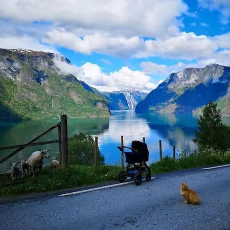 Idyllic Fjordside House Вилла