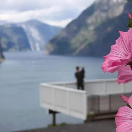 Вилла Idyllic Fjordside House *