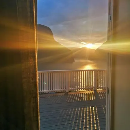 Вилла Idyllic Fjordside House *